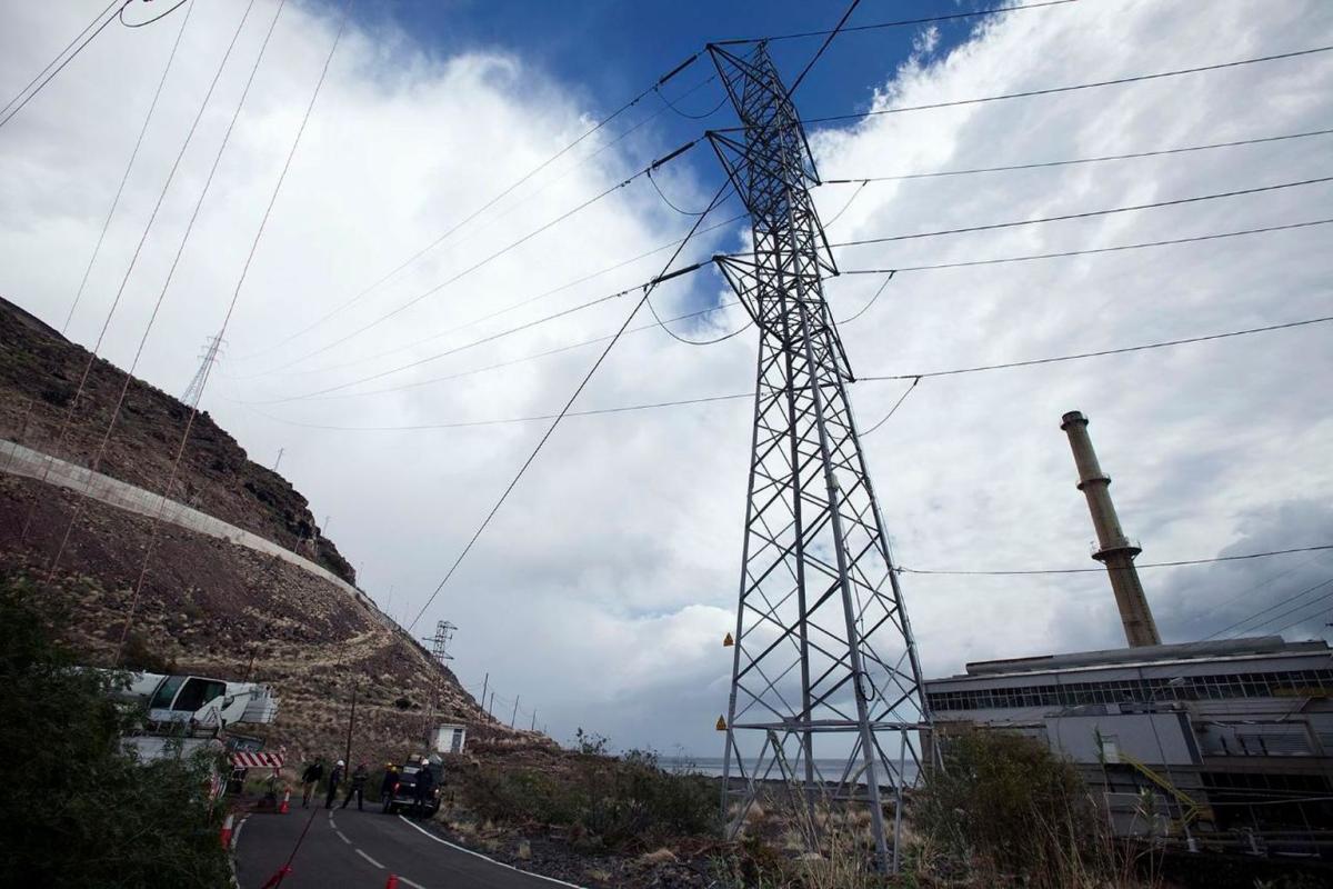 El Gobierno sacará a concurso más de 1.100 MW térmicos para asegurar el suministro eléctrico en Canarias