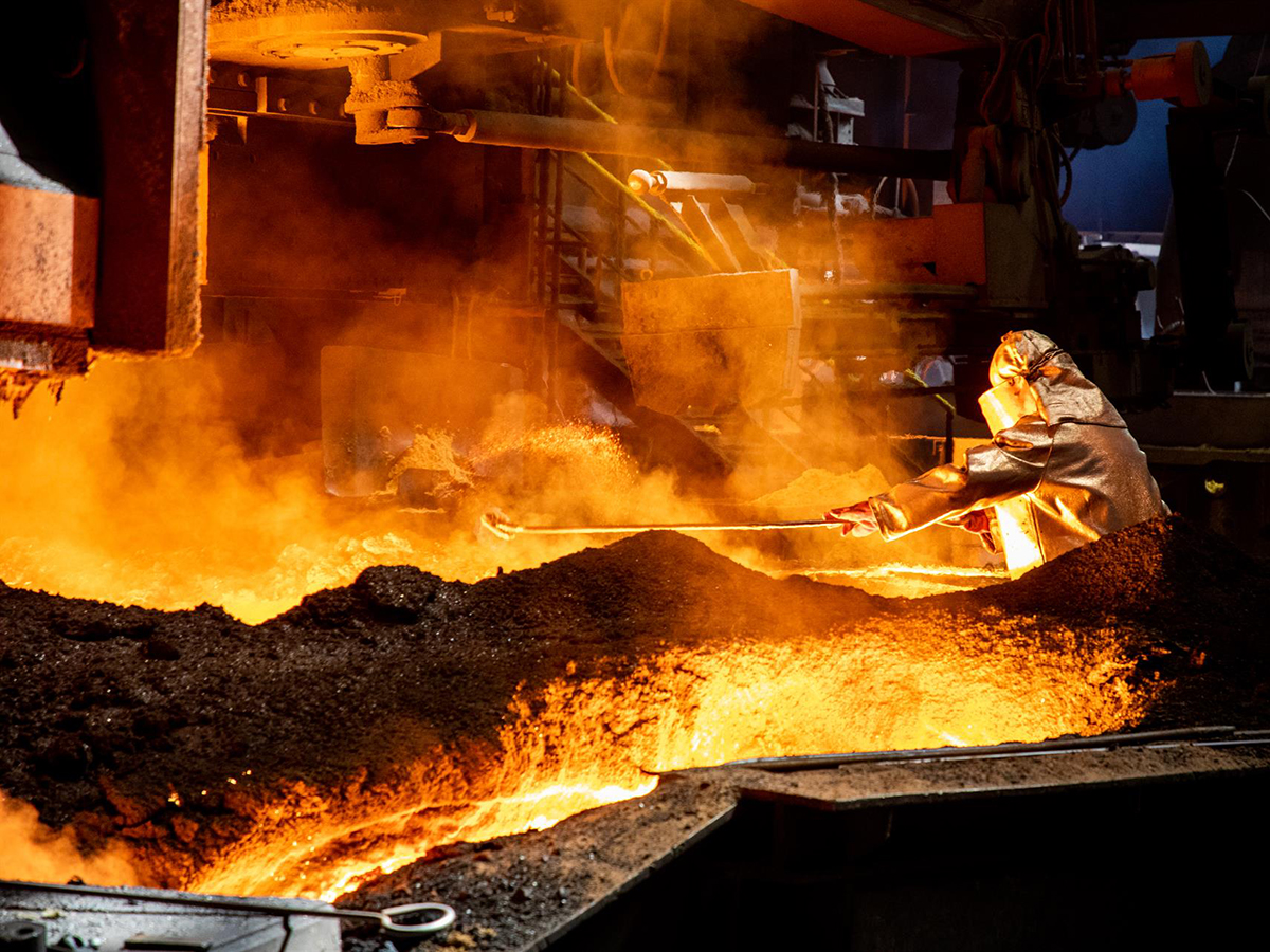 La patronal metalúrgica propone almacenamiento y modernizar la red para evitar el colapso
