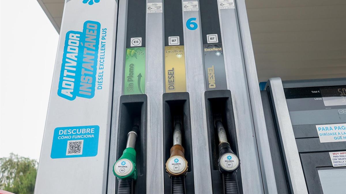 Los carburantes rompen la tendencia a la baja y suben hasta un 0,4% por el encarecimiento del petróleo