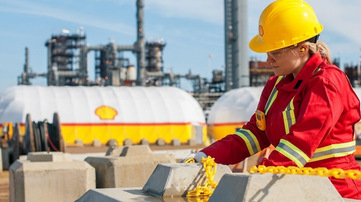 Las grandes petroleras recalibran su estrategia de transición y desinvierten menos en activos 