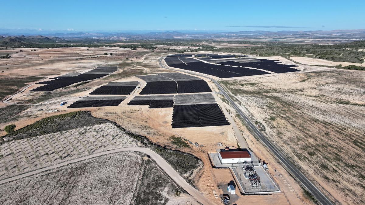 La energía solar arrasa en el mix eléctrico español tras el apagón pero bajo la más absoluta de las ruinas