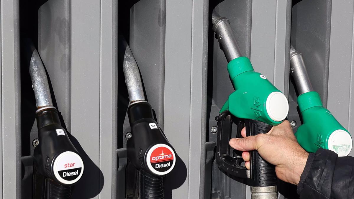 El precio del diésel retoma las caídas, con un descenso del 0,2%, y marca un nuevo mínimo anual
