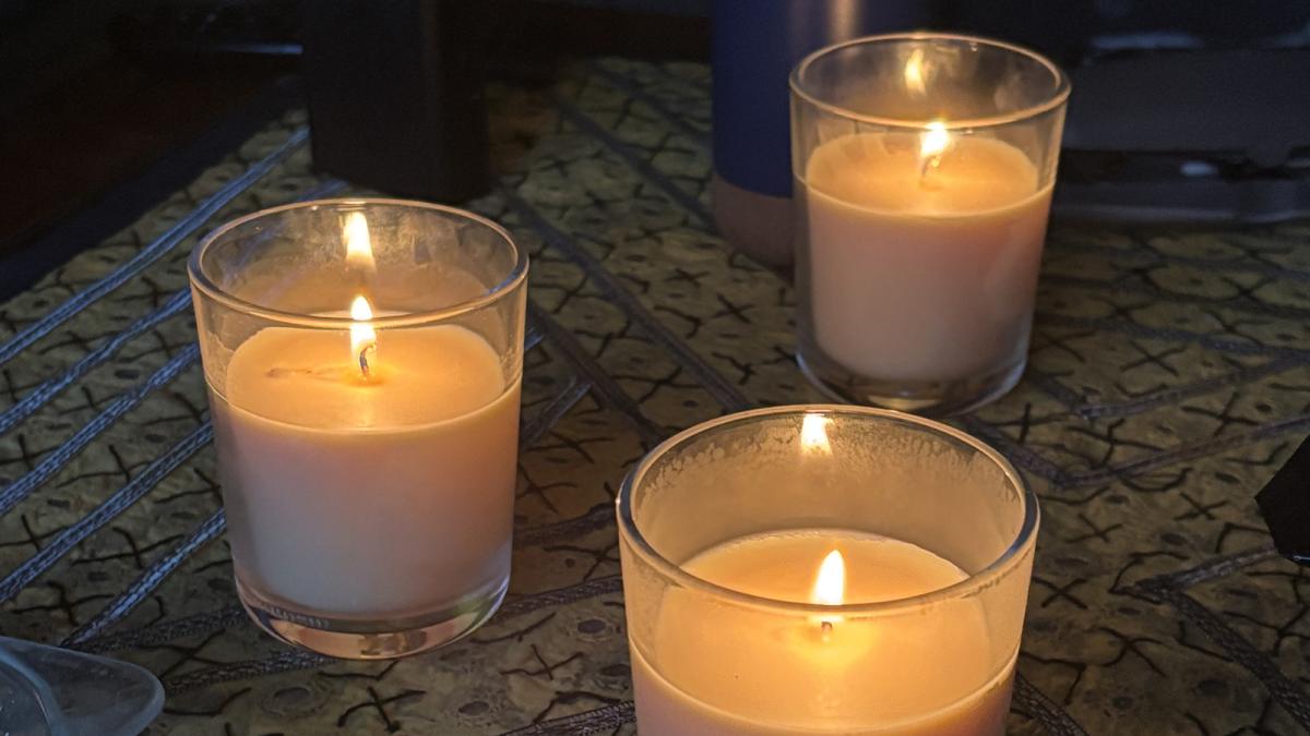 Velas encendidas en el histórico apagón del 28 de abril.