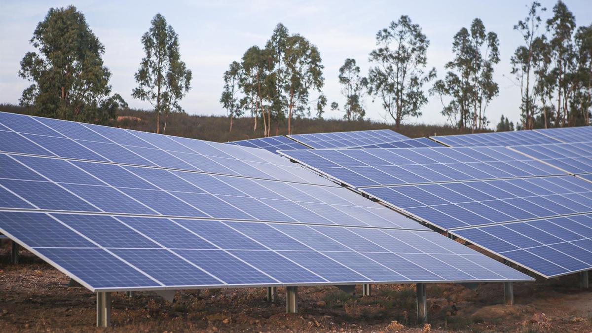 Hallan en EEUU dispositivos de comunicación no autorizados en inversores solares chinos