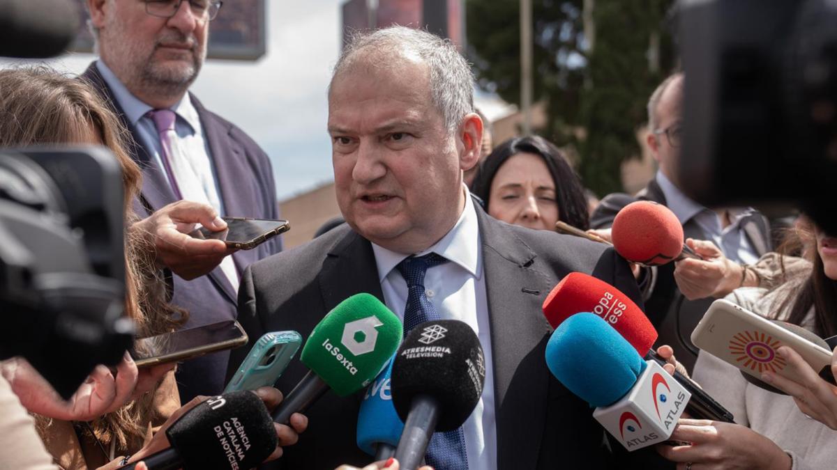 El ministro de Industria y Turismo, Jordi Hereu, en declaraciones a los medios este viernes durante el salón Automobile en Fira de Barcelona.