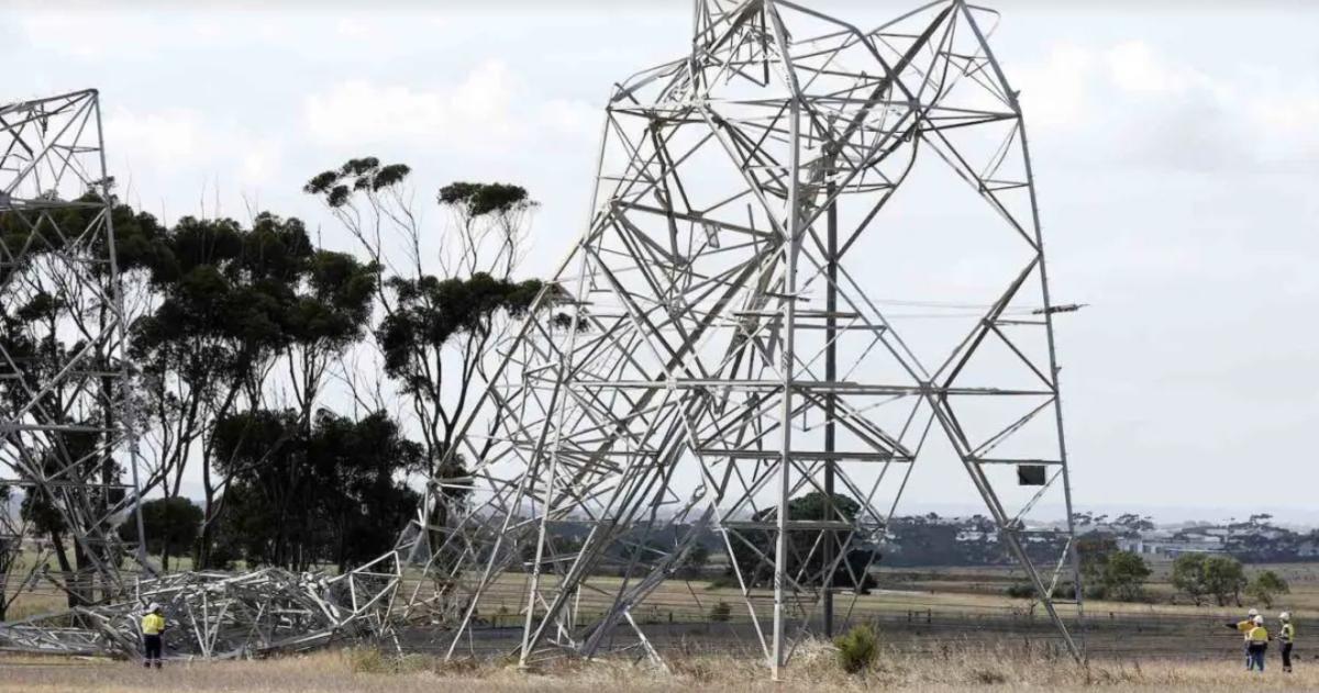 Torre de la red australiana abatida por fenómenos climáticos extremos. 