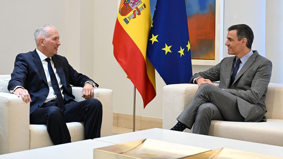 Sánchez analiza los planes estratégicos de Seat para España con el presidente interino de la firma