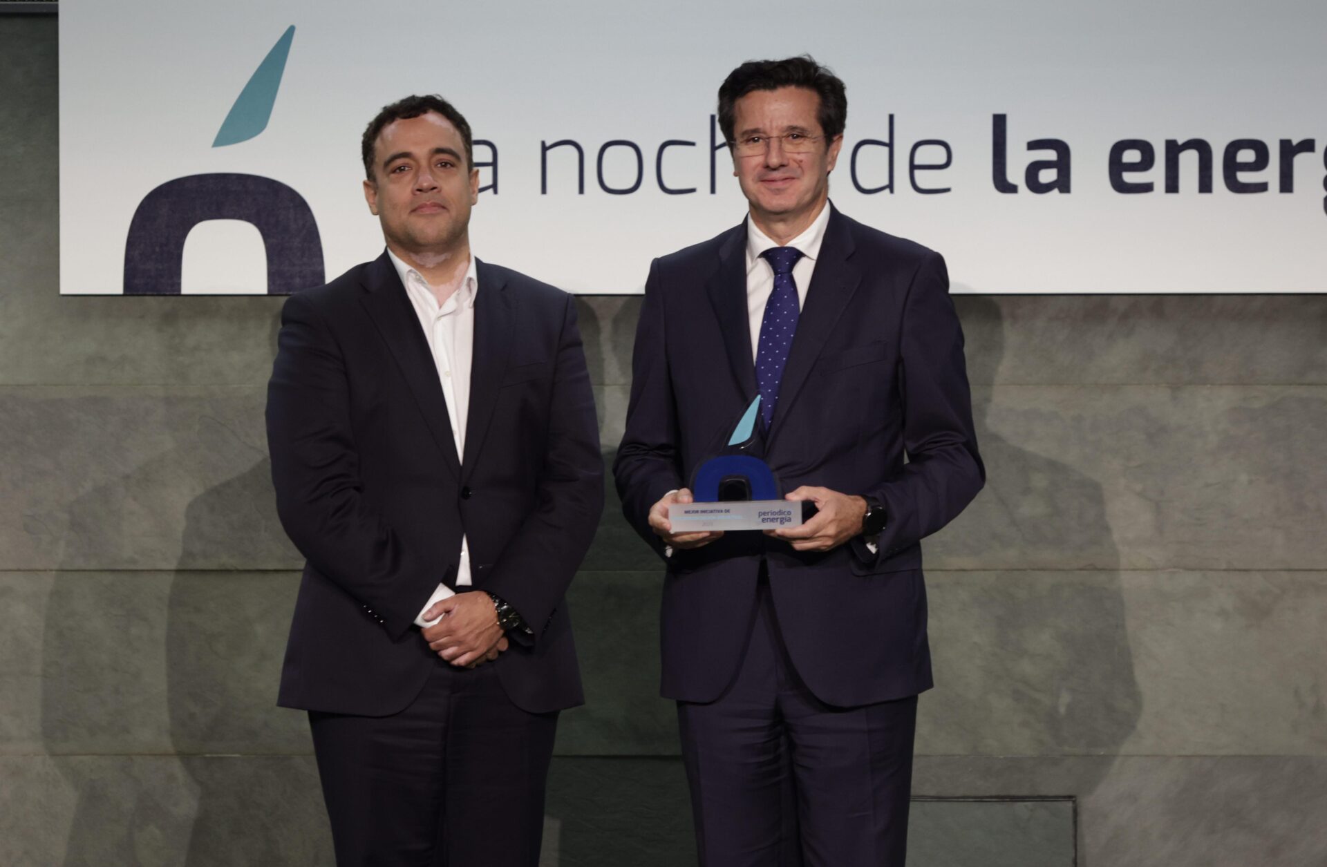 Premio de El Periódico de la Energía a la Mejor Iniciativa Industrial para la Descarbonización para Endesa por el proyecto de ECity Sevilla
Categoría patrocinada por Tresca Ingeniería, S.A.

Entrega el premio Francisco Carro a José Casas