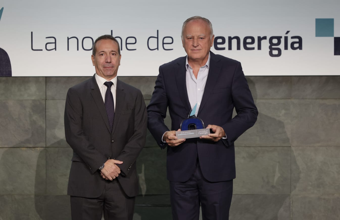 Premio de El Periódico de la Energía a la Mejor Iniciativa Internacional de Energía para RIC Energy por la Electrificación del campo de refugiados Kakuma en Kenia para ACNUR
Categoría patrocinada por Engie

Entrega el premio Alfonso Pascual a Julián Molina