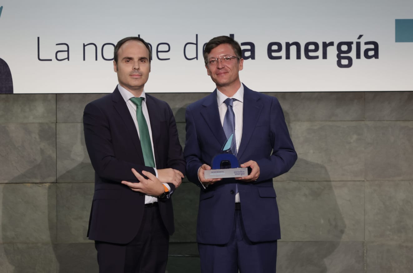 Premio de El Periódico de la Energía a la Mejor Iniciativa Pública Energética para Ayuntamiento de Madrid por la iniciativa Madrid 360 Solar
Categoría patrocinada por Gesternova Energía

Entrega el premio Luis García a José Antonio Martínez Páramo