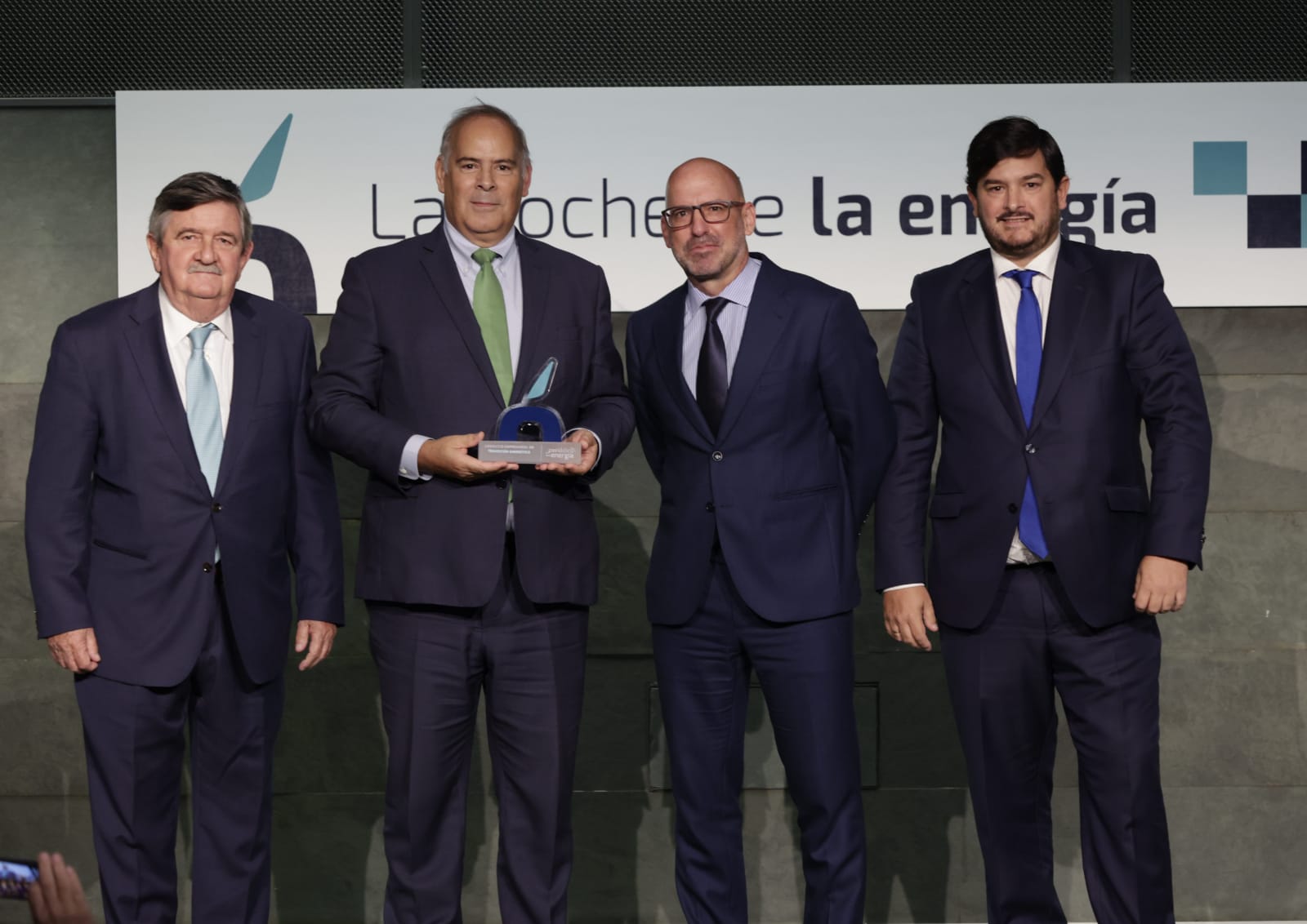 Premio de El Periódico de la Energía a la Mejor Liderazgo Empresarial en Transición Energética para Ignacio Galán (Iberdrola)
Categoría patrocinada por Ingeteam

Entrega el premio Álex Belaustegui a Mario Ruiz Tagle, en representación de Ignacio Galán, quien ha querido agradecer el premio en un vídeo porque se encuentra en la Cumbre del Clima de Nueva York.